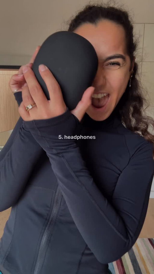 winter running uniform 💃🏻⬇️

• short, jacket @oysho 
• long sleeves base layer @hm 
• running shoes @brooksrunningfr 
• headphones @shokzfrance 🎧
 
And don’t forget your energy 💃🏻 mine always comes with my @deezerfr playlist 🎼

#activegirl#runninggirl#outdoorgirl#activelifestyle#courseapied#girlrunning