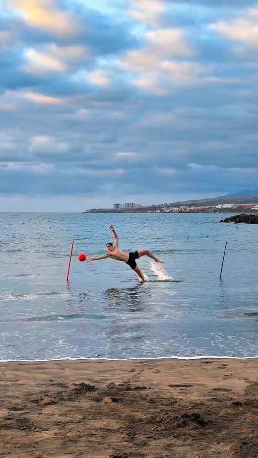 @yanited_ballerleague Baller League keeper @maxpitman1 on fire in the sea!!! 🌊🧤

Hope @angryginge13 is watching! 👑

Tag your goalkeeper! ⬇️