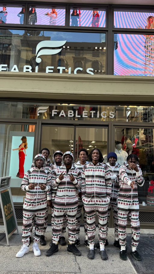 Whole crew pulled up in matching onesies!! 😤🎄
@kkkhadimm @itsosb