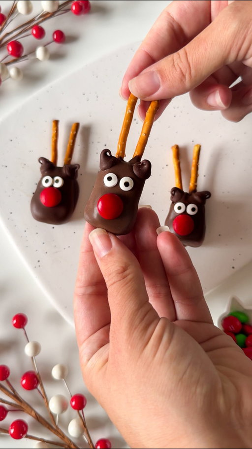 Chocolate Dipped Caramel Reindeer✨

These are just the CUTEST and another fun and easy treat for the holidays!

What you will need:
* Caramel 
* Pretzel sticks
* Milk chocolate 
* Chocolate chips
* Red chocolate candies (I used M&Ms)
* Candy eyes 

You could use any type of moldable caramel but with the salted pretzels a salted caramel would be a tasty choice imo

Perfect to share at a party or with family and friends! 

Follow along for more seasonal treat and recipe inspiration!

#chocolatedipped #dippedpretzels #chocolatedippedpretzels

Chocolate dipped, dipped pretzel, chocolate dipped pretzel, chocolate caramel, Christmas snack, Christmas snacks, Christmas treat, Christmas treats, Christmas themed, pretzel present