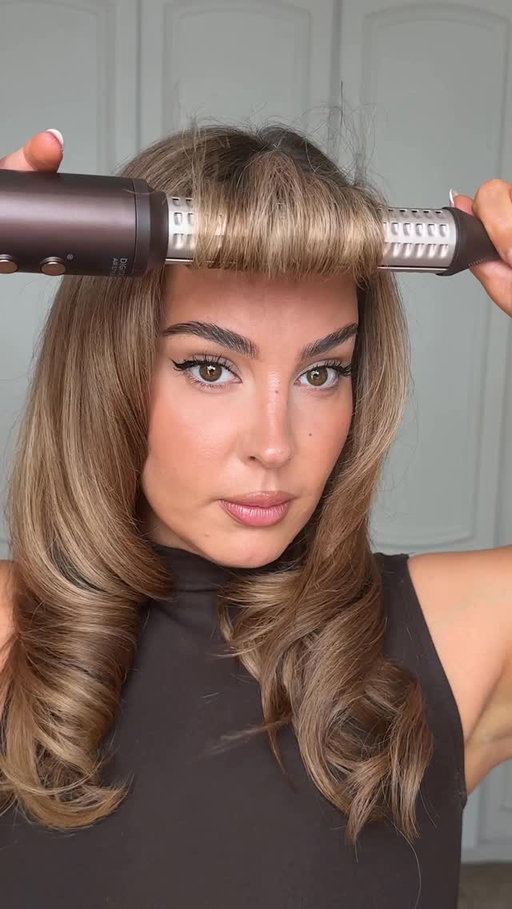 The perfect swooping bangs ✨ 
this way seems to be working the best and lasts the longest 
@bellissima.uk prodigy 
@kerastase_official original hair elixir 

-
-
-
#sabrinabangs #hairtutorial #hairhack #bangstutorial #fringerestyle #haircare #fringetutorial #hairideas #hairinspo #hairhacks