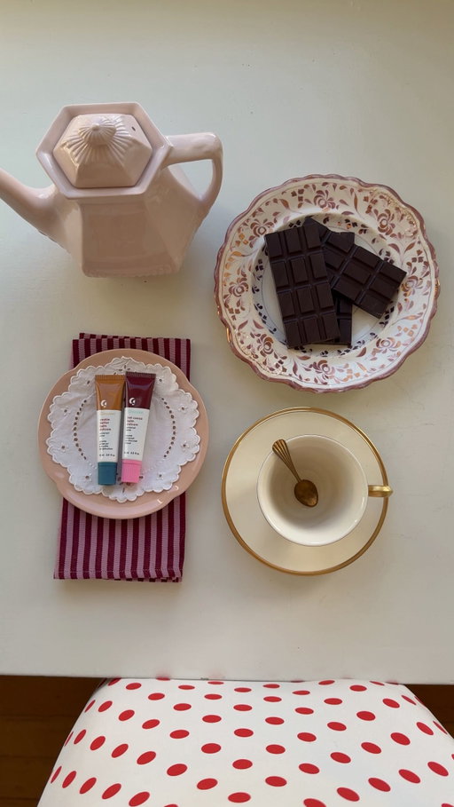 the holiday treat that keeps on giving @glossier 💋🍫☕️ #glossierpartner