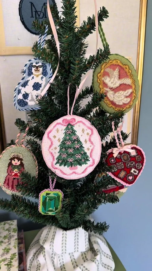 We love when our designs inspire your art! @mp.stitchery took one of our holiday rug designs and turned it into the sweetest needlepoint ornament. It’s the kind of detail that makes holiday decorating feel a little more thoughtful and a lot more charming.
Rug featured: Bella Bows Spruce Pink