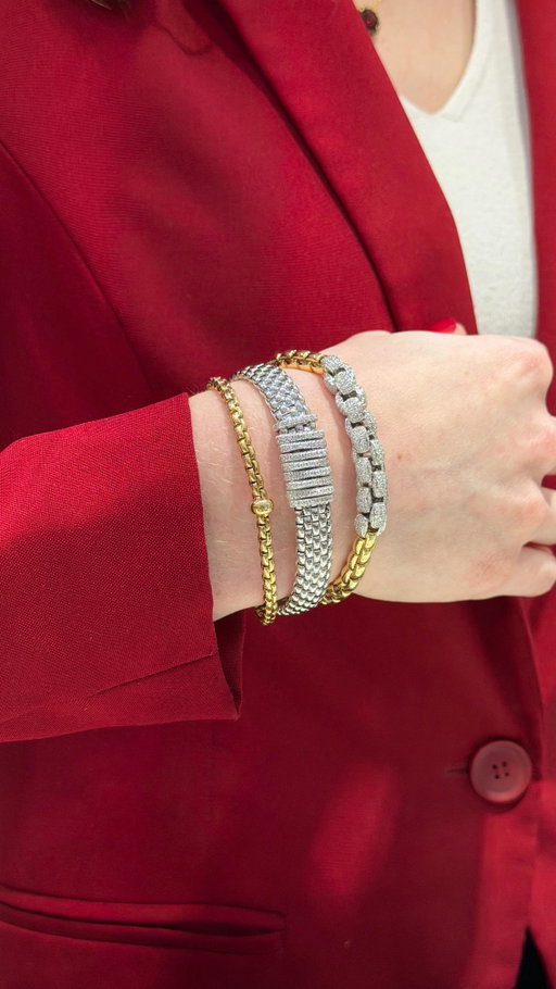 For the one who has everything. Let FOPE grace their wrist this holiday season.

Pour celle ou celui qui a déjà tout. Laissez FOPE sublimer son poignet et illuminer cette saison des fêtes.

#fope #fopebracelet #goldbracelets #holidaygift #diamondbracelet