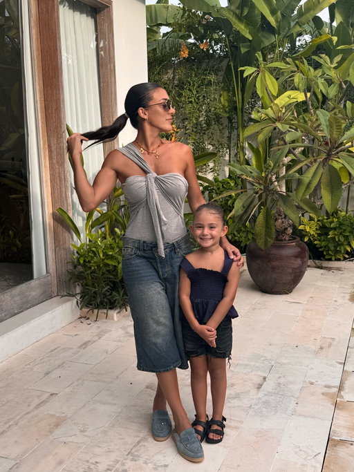 Mum | Got You Wishing One Shoulder Top - Heather Grey 🤍
Meylie | Mini Watch The Sunset Top - Navy 🦋

@novakids by @fashionnova 

*publicité