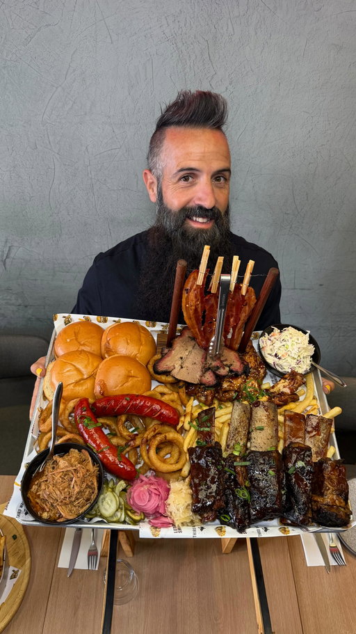 Si os coméis esta bandeja entre dos personas, os pagan 100€ 

ETIQUETA A QUIEN TE LLEVARÍAS PARA SUPERAR TAL HAZAÑA.

Solo hay un requisito, hay que ir hasta Melbourne, Australia para comerla en @thirdwavebbq