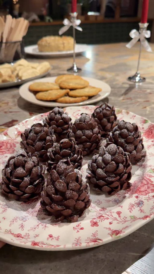 Choc pine cones !!🌲🍫🌟

So fun to make and so fun to eat too! They travelled really well and went down a treat at the @raybanmeta Friendmas last night which was so bloomin’ fun. Essentially our content creator / self employed xmas party full of games, unreal food, cocktails and laughter 💌

The recipe for the chocolate cake is on p. 184 of my cookbook, which is available via the link in my bio ♥️ 

#healthyish #festivebaking #easyrecipes