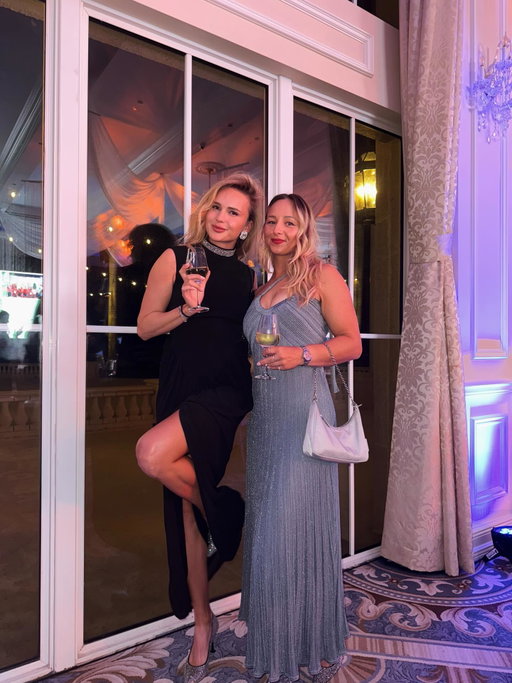 Not blood sisters, just chaos twins. Thanks for the amazing week @emilykristinepedersen 🤣👯‍♀️so grateful for you ❤️