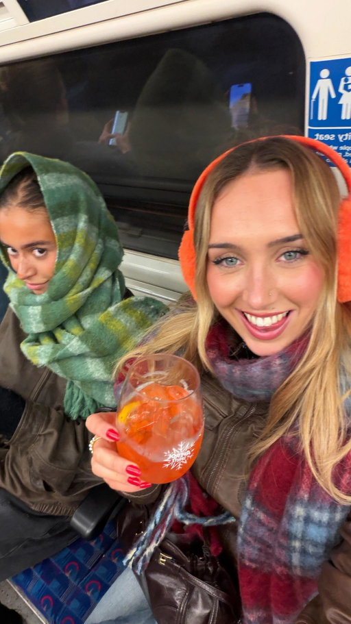 ad something tells me its gonna be an orange Christmas this year … @aperolspritzuk my faves 🧡 Swift Stone Curling at @glasshouses.ldn and Carols at @youngspubs #EnjoyResponsibly