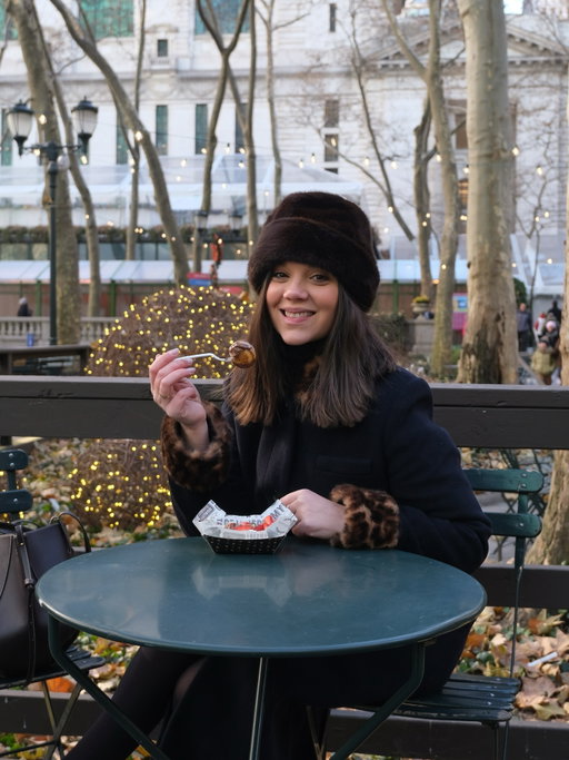 Christmas in New York ❄️ Ce midi nous avons mangé sur le marché de Noël de Bryant Park. Nous adorons cet endroit qui respire la joie et l’ambiance des fêtes de fin d’année. Petit craquage pour les fameux « Buttermee Pancakes ».
.
#NewYork #Pancakes #BryantPark #ChristmasMarket #ChristmasInNewYork