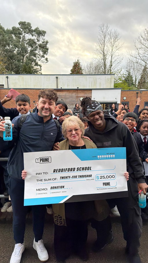 “I love my kids unconditionally” 🥹❤️ @mdmotivator @ksi 

Thank you @drinkprime for bringing real impact to the streets of London and surprising Reddiford, KSI’s old primary school. Be kind and love always ❤️