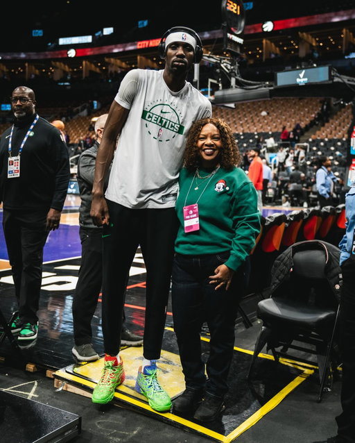 Chris Boucher met the 3rd SlimmDuck Scholarship recipient, Venise, during his return to Toronto, a meaningful moment recognizing her hard work and ambition. Congrats to Venise, whose achievement reflects the SlimmDuck Foundation’s mission to expand access to education and opportunity 💚