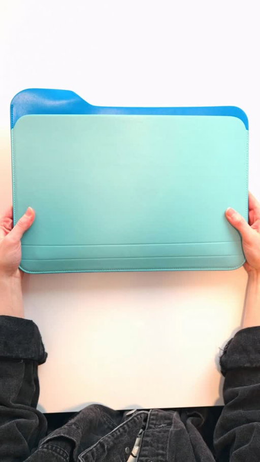 When @nikbentelstudio released their Untitled Folder Purse I was like wait… can the 16” purse fit a 14” MacBook? Why yes, yes it can. A Mac folder for the Mac. 😤