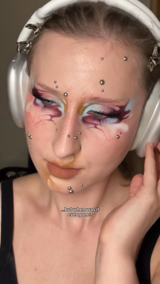 we know ball 🖤 join me my gremlins
 #funmakeup #makeupmakeup 

(chaos, mess, trinkets and metalcore)
