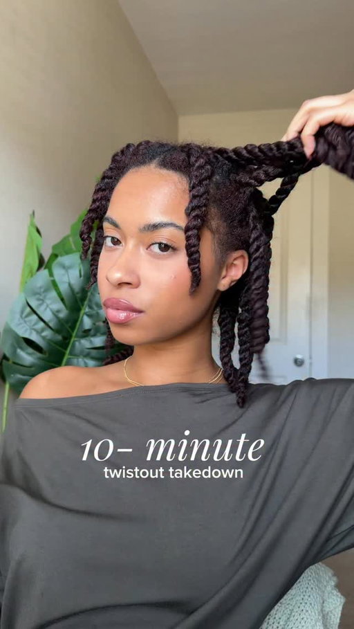 take down my twists with me. if you were in my tiktok live yesterday we installed these together using the @amika leave in spray + @camillerosenaturals batana gel + foam mousse

the definition is so good but unfortunately i dont think these two products pair well together bc i had flaking during the takedown 🥲

on another topic, does anyone else not a big fan of day 1 twistouts?

#camillerose #amika #twistout #naturalhairstyles