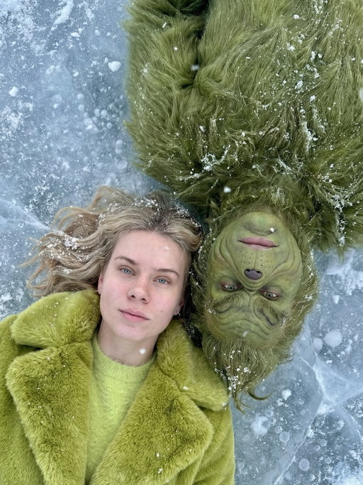 Nu mana Ziemassvētku mīļākā filma kopš sevi atceros ir Grinčs.. ne Viens pats mājās, ne The Holiday nevar atņemt Grinča pjedestālu! 🥇

📽️ Ieraksti savas iecienītākās svētku laika filmas!
❤️ Un kurš foto ir tava favorīts?

Liekas pilnīgi crazy, ka šobrīd ar AI var uztaisīt burtiski jebko! 🤯🤭🫠 Dažos foto tiešām liekas, ka tā esmu es! 😅👀🌲✨

#ziemassvētki
#thegrinch