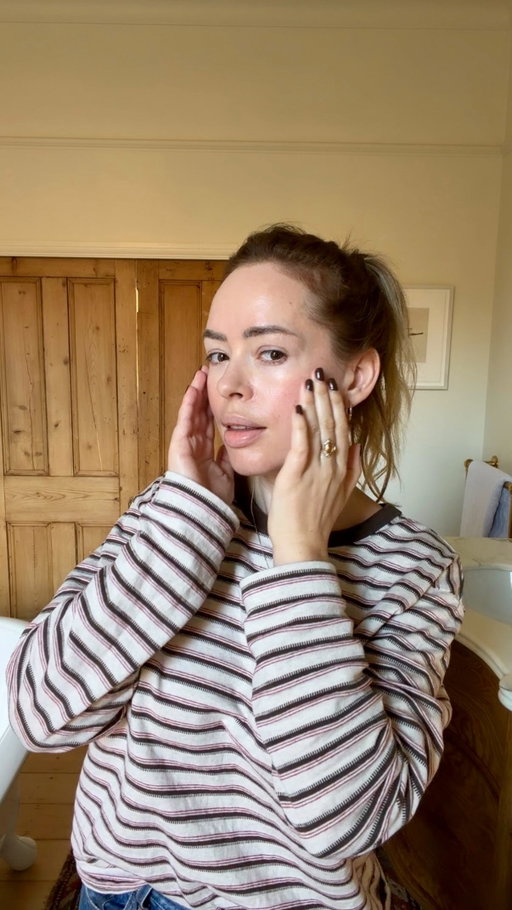 Do my skincare with me, while I share with you two products from @nipandfab that have changed the game for my dry winter skin 🙌🏻 ad