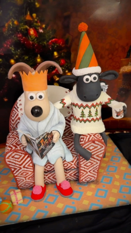 AD This year’s @radiotimes cover stars Gromit and Shaun the Sheep have never looked sweeter thanks to @the_bakeking 📺🍰

Get your teeth into the legendary Christmas double issue, on sale now. 

#RadioTimes #RadioTimesChristmas #christmas #WallaceAndGromit #ShaunTheSheep #cakeart #cakedecorating