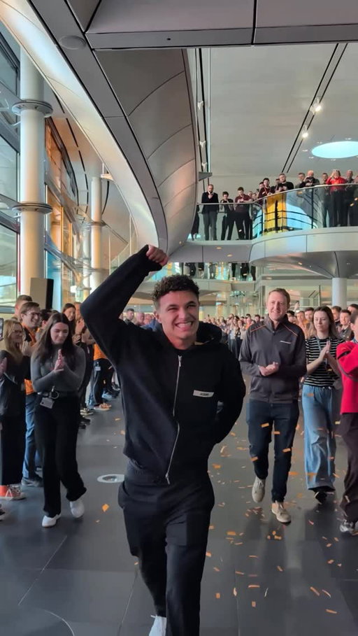 A special welcome home for our Champion 🥹

#McLaren @lando