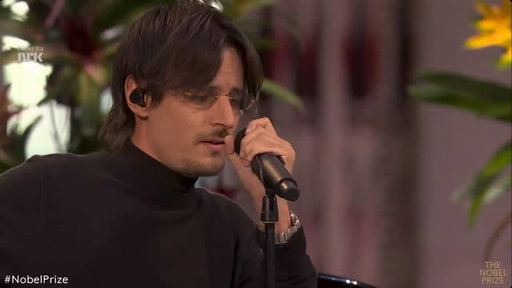 Gracias Madre @mariacorinamachado por invitarme y regalarme este momento. No tengo palabras. Es el mayor de los honores cantar un pedazo de dos canciones tan simbólicas para nuestro país en un premio Nobel de la Paz. Gracias por tu valentía y gracias por darnos y devolvernos la esperanza de que una Venezuela libre y sin miedo si puede existir. Felicidades por este gran reconocimiento. 

Thank you @nobelprize por having me today, huge honor. 

Por los que ya no están, por los que aún luchan y por los que vienen ✊🏼🇻🇪