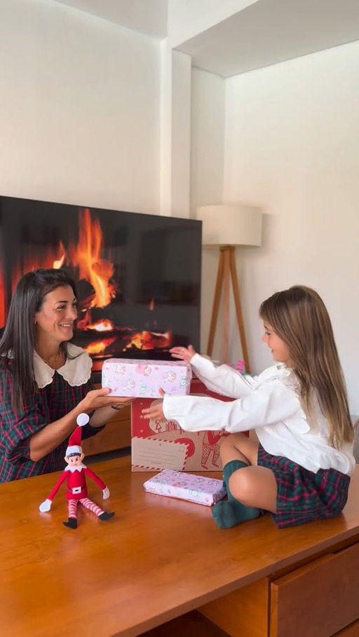 Noël avant l’heure avec Zippy 🎄✨ @zippykidstore 
Des looks matchy-matchy avec Meylie pour se mettre dans l’ambiance… ❤️
Et bientôt, notre retour en France pour fêter tout ça en famille 

*collaboration commerciale