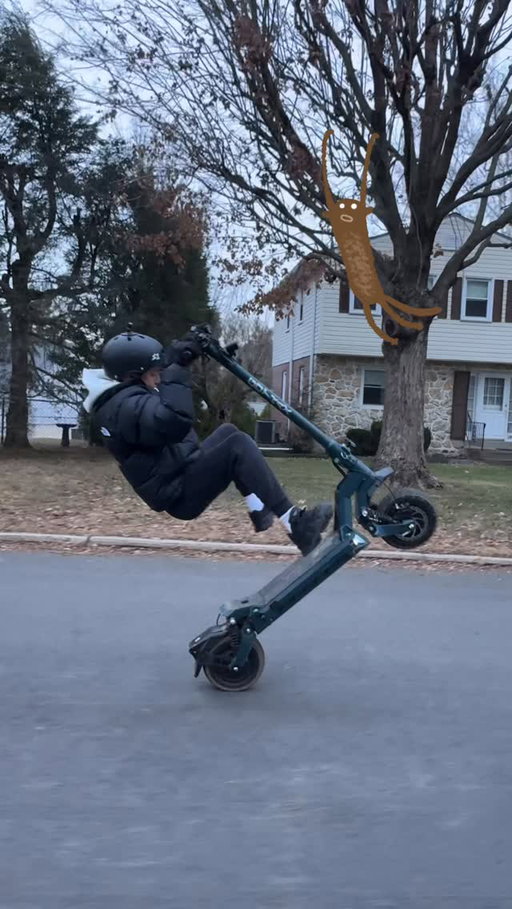 Monkeying Around 🐒🤣
We out here making up scooter tricks 🤣 on @ridegotrax GX3 

#scooterlife #gx3 #gotrax #omg