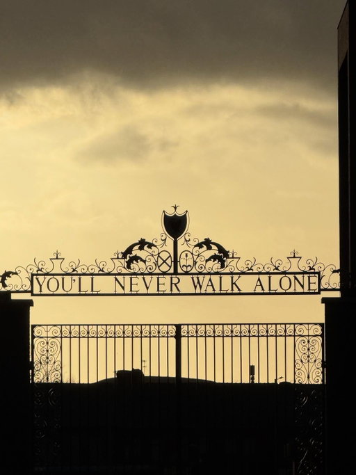 Just captured this moment outside the ground. Sometimes a picture says a thousand words 🌆 

YNWA 🌍 ❤️