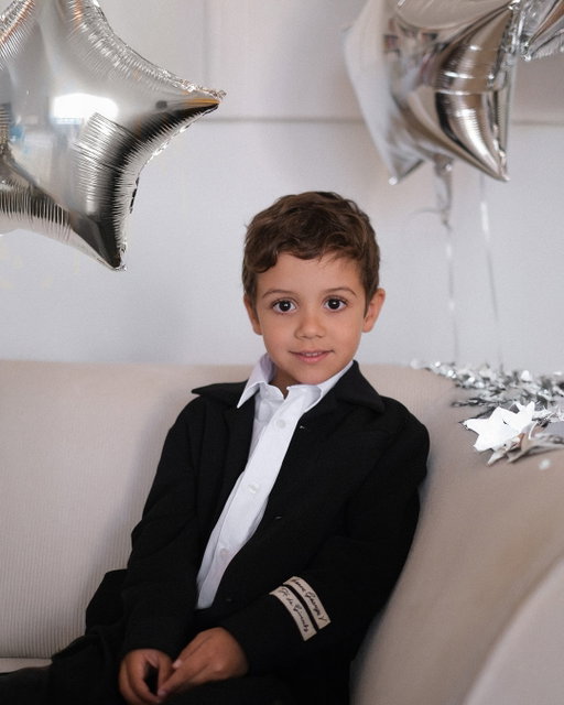 ✨ CONCOURS — @clemenceallaire x Kids around ✨ 
. Concours terminé, félicitations @claraqhn et @cindy_sdda 
.
Concours kids✨ 2 x 200€ de bons d’achats sur le site @kids_around !
.
Les fêtes approchent et il est l’heure de choisir les plus belles tenues pour nos enfants ! Au programme sur Kids Around ? Un panel de marques prestigieuses et un choix de folie pour nos petits (Léo est en total look Givenchy c’est adorable…).
.
Pour participer :
1) Follow @kids_around et @clemence_allaire
2) Mentionne 2 ami.e.s dans les commentaires.
3) Like ce post ❤️
Partage le post en story pour doubler tes chances 🥰
.
Résultat le 05/01/26.
.
Rendez-vous demain pour découvrir la prochaine case du calendrier. Bonne chance à toutes et à tous !