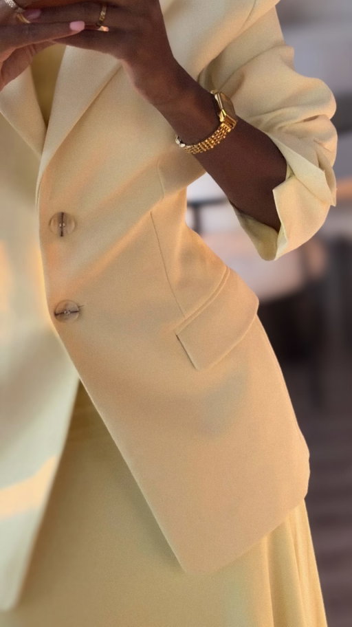Butter yellow in the sunset light ✨

Comment “ SUNKISSED “ below to get the direct link 💛
 https://liketk.it/5EULH 

Happy Wednesday! 🫶🏾