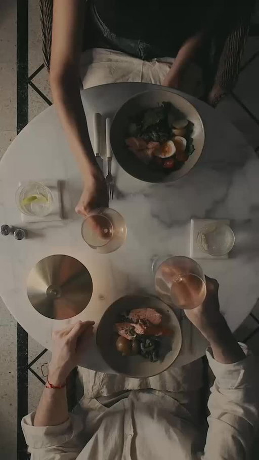 Una mesa, dos platos y mil sabores por descubrir 🍷✨. No importa si es una cita, con un amigo o con tu familia: lo mejor de salir a comer es compartir el momento.
¿Con quién disfrutarías tu próxima salida? #conAmex
