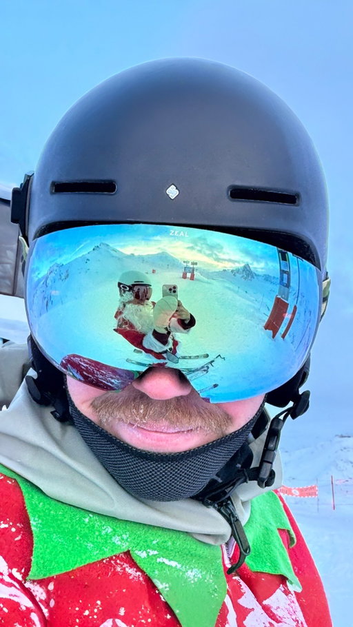 #Pub Le père Noël a du goût 😏 ! Que ce soit pour l’hiver ou le Pôle Nord, la meilleure place pour s’équiper, c’est @sportsexperts !! ⛷️🎅🏼🎄