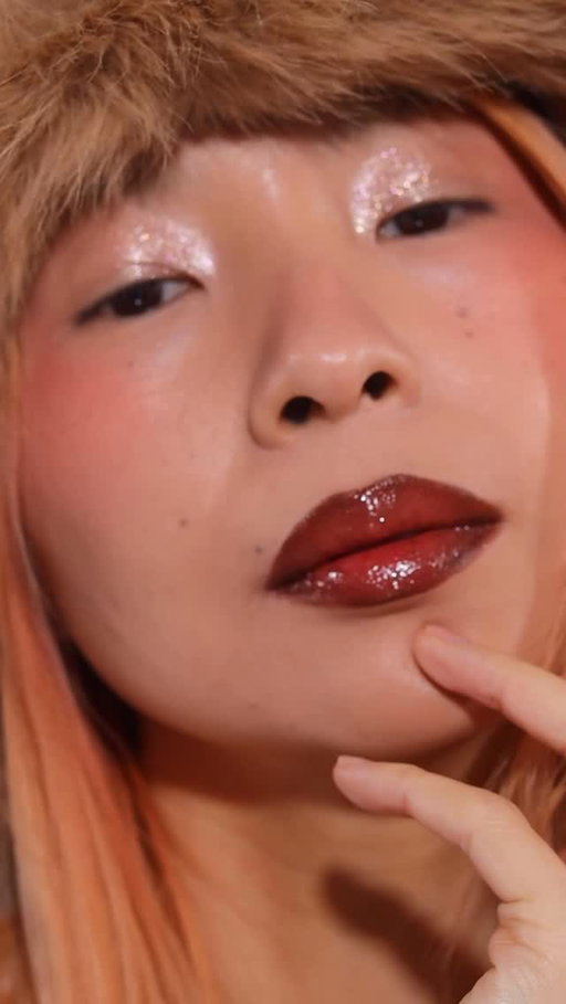 The coziest winter lip combo inspired by a spiced cinnamon latte ☕️✨
Warm, creamy, a little sweet — the kind of lip that makes you feel like you just stepped into a toasty café on a snowy night.

Save this for all your solo coffee dates
and every “I want to feel warm from the inside out” kind of day.

@anastasiabeverlyhills lip liner - cinnamon*
@joocyee_official glazed rouge- gilded taupe*
