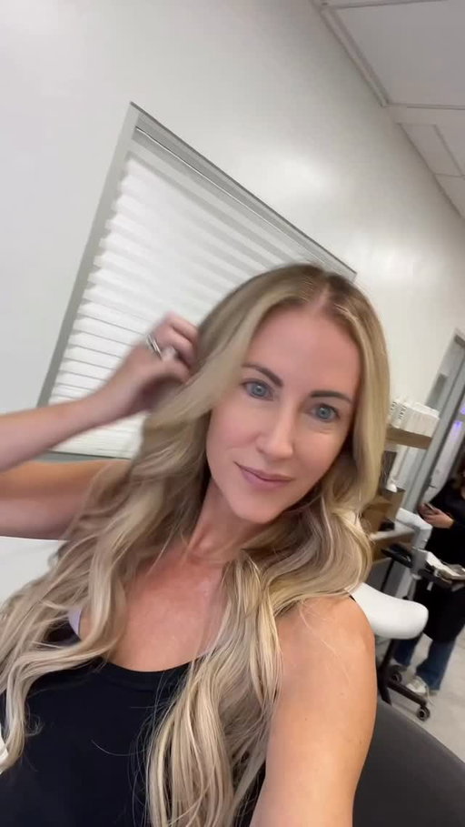 Holiday hair ready ❤️. Thank you @maneatelier and @easihairpro for taking such great care of me.