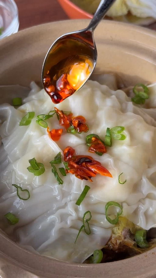 Some people call it “Soup Dumpling Lasagna”, but I call it “One Pot No Fold Dumpling” 😎 

However you want to call it, this viral food trend is worth making! Especially on a cold dreary day like today 🌧️😶‍🌫️

Just don’t be a dum dum like me and put it on the stove 🙅🏻‍♀️🚫 You should 100% STEAM this so it gets nice and soupy!! 

Follow @eatingwithkirby for more food hacks and recipes like this!

✨ Ingredients ✨

1/2 lb ground pork
1 stalk of green onion, chopped
1 tsp white pepper
1 tbsp sesame oil
2 tbsp minced ginger
1 tbsp garlic
2 tsp salt
1/3 cup chicken broth
8-10 wonton wrappers
6 small napa cabbage leaves
1 tsp chili crisp 

✨ Recipe ✨
1. Combine ground pork with salt, white pepper, sesame oil, ginger, garlic, and white part of the green onion. Mix well.
2. In a small claypot, add in your pork mixture and spread it thin.
3. Top with napa cabbage leaves, and 4-5 wonton wrapper sheets.
4. Repeat until the claypot is nearly full. The final layer should be wonton wrappers.
5. Pour chicken broth over the top.
7. Steam for 15-20 minutes over medium heat.
8. Garnish with green onions, chili crisp, soy sauce (optional) and enjoy!

 #soupdumpling #viral #foodhack