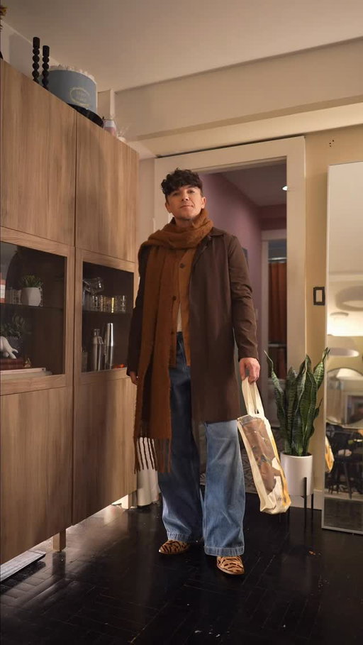 just out here dressin’ like I’m in a Nancy Meyers movie 🤎🫰🏼 (…time to re-watch The Holiday for the millionth time)
-
details: @asos @asos_man coat and jeans + @zara sweater and shirt + @aldo_shoes boots + @sandroparis scarf + @stetsonusa tote