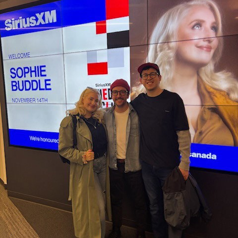 On The Set-Up: @miiiikemitchell chats w/ @sophbuds & @maycegaloni about albums, married life, big vs small venues & writing for After Midnight & This Show Has 22 Minutes. 

Listen Dec 11 12PM/6PM, Dec 12 6PM, Dec 15 10AM/7PM. 

Catch them live Dec 19-20 at Ottawa’s Laugh Lounge!