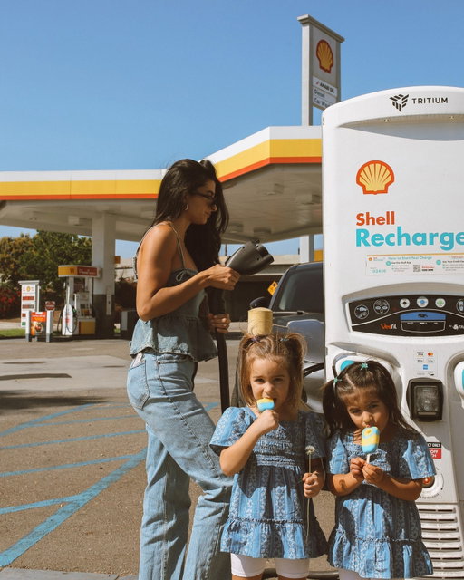 Sometimes the best memories are made during the little stops in between. 🍦💖

#ShellRecharge #EVLife #MomLife #IceCream #MakingMemories #FamilyTime #ElectricVehicle

📸: @stagedby.ana.egger