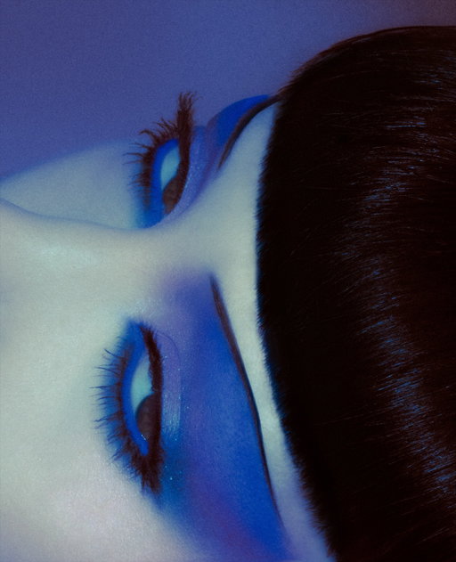skinny brows big bangs and lots of eyeshadow always ! I’m sure you can sense who’s a huge inspiration to me in the image <3
using -
@kaleidosmakeup escape pod palette 
@meccamax single eyeshadow in so fly 
@shiseido kajal ink artist in gunjo blue 
@hauslabs mascara