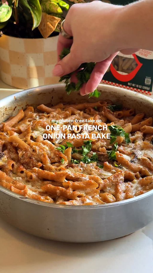 consider this your warning that this one-pan french onion pasta bake might change your life (and make dinner clean up a breeze!!) ✨🧅

comment RECIPE for the full recipe in your inbox 🫶🏻 can’t wait for you to try this one out!!

with a surprising 30g of protein per serving (thanks to the pasta, mushrooms, & cheese) you’ll be getting a delish & satisfying meal that can even be prepped ahead of time 👏 

@eatbanza’s new brown rice penne levels up the entire dish–I’m always so impressed with how well this pasta holds up considering it’s made with just two ingredients (brown rice & chickpeas) and is gluten-free! plus there’s a bit of hidden fiber and protein… so this is your sign to stock up & try it out #BanzaPartner

#glutenfreerecipes #frenchonionpasta #frenchonionsoup #mealprep #easyhealthyrecipes