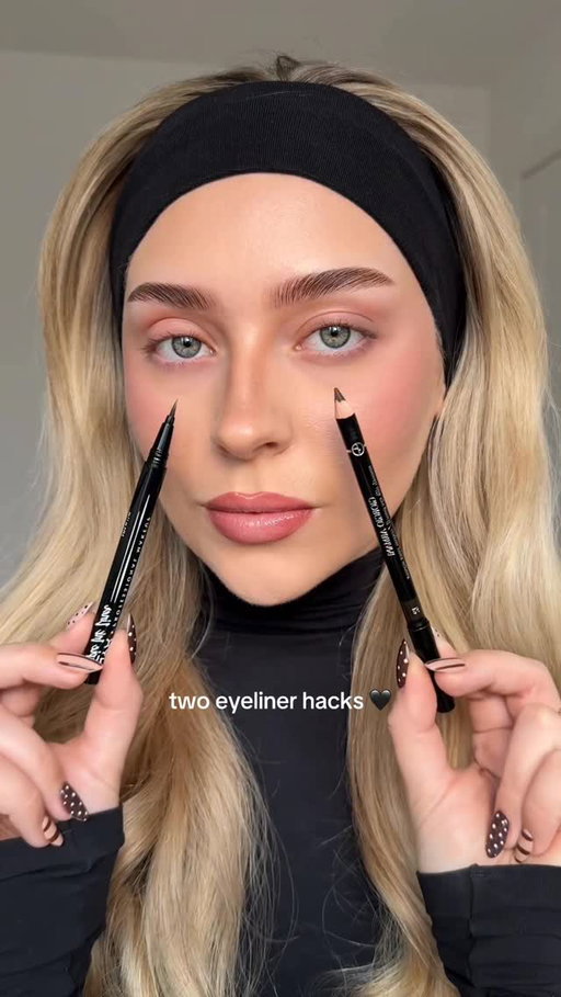 two eyeliner hacks🖤 the ‘3 lines hack’ vs the ‘powder method’ ✨ which eye do you like more? 
products:
@nyxcosmetics_uk epic ink liner in black 
@armanibeauty smooth silk eye pencil in 12 brown 
@lancomeofficial lash idole flutter mascara 
#makeup #eyeliner #makeuphacks #beautyhacks #eyemakeup