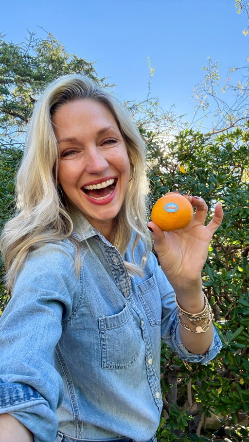 HOT SNACK TIP! 🍊#WonderfulHalosPartner We’re an obsessive @halosfun family devouring handfuls a day… and I mean each of us. Not only are Halos mandarins naturally sweet, juicy and an excellent source of vitamin C, but they’re portable and the best way to curb those snack hunger cravings How many can you eat in a sitting? 🍊