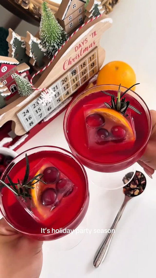Tart, juicy & red as Rudolph’s nose, our Cranberry Orange oolong was made for booze-free holiday hosting. Sooo juicy, sooo filled with cranberry goodness that we almost named it The Cosmo.
 
But look, whatever you call this one, it’s officially your new signature mocktail for hosting szn 💋✨
•
Suret, fruité et rouge comme le nez de Rodolphe... notre oolong Canneberge-orange a été créé pour recevoir des invités. Tellement fruité et débordant de la délicieuse saveur de la canneberge que nous avons failli l’appeler Le Cosmo.
 
Mais bon, peu importe comment vous l’appelez, c’est officiellement votre nouveau mocktail signature pour le temps des fêtes 💋✨