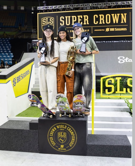 SLS Super Crown 2025🇧🇷 
Finished in 2nd place at @sls !!🥈
Thank you @sls  @slsbrasil 

Congratulations!!
🏆 @rayssalealsk8 
😼 @chlo_the_flo 

@monsterenergy 
@asics_sportstyle_jp 
@asics_skateboarding 
@flipskateboards 
@edgelink.tokyo 
@ninja_bearing 
@jessupgriptape 
@source_bolts 
@thundertrucks 
@boneswheels