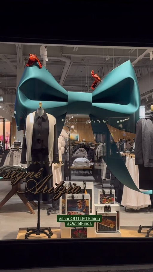 Gifts under $100? Yes please! I found amazing deals for everyone in the family at @premoutletsmtl . Make it your holiday shopping stop and check everyone off your list in one place!  

#itsanOUTLETSthing #PremiumOutlets #OutletFinds #Sponsored