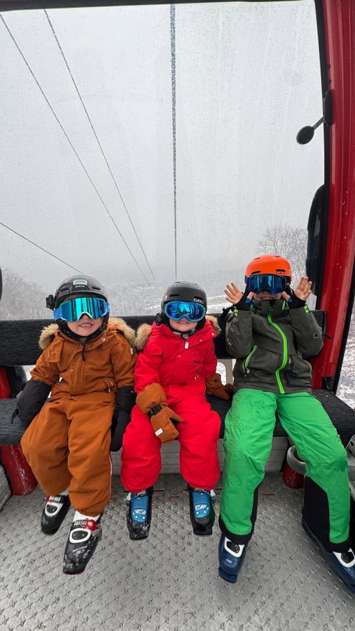 The perfect gift idea for the ski family in your life - the Packtalk Outdoor from @cardo_outdoor. It’s a hands free communication device that lets your whole family, or group, talk in real time while on the mountain. It has made our family ski days so much easier because we can

Coach - give real time instructions, feedback, and encouragement to our kiddos learning to ski
Coordinate- makes it easy to stick together and share directions down the runs or warn of obstacles 
Communicate- honestly so fun to get to chat as we ride, without having to yell
Capture- record the voice audio to save those cute moments of your kids, or use the voice controls to start and stop my action camera

Cardo lets us enjoy our ski days together more.

Also since we just moved to Washington, which mountain should we ski this season?!

#cardooutdoor #outdoortogether #cardosnow
#cardopartner