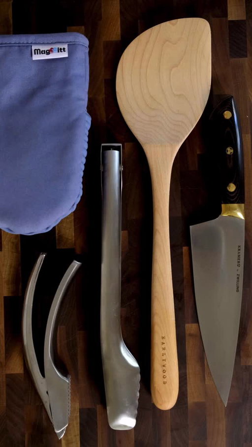 Perfectly Designed Kitchen Tools 

1. @the.magmitt Magnetic Oven Mitts
2. @materialkitchen Gravity Tongs
3. @earlywood_designs Wok Spatula
4. @zwilling_usa Kramer Carbon 2.0 8"
5. @gourmeteasyonline Garlic Press (Linked in my bio Triggazon Store)

#cooking #giftideas #kitchengifts