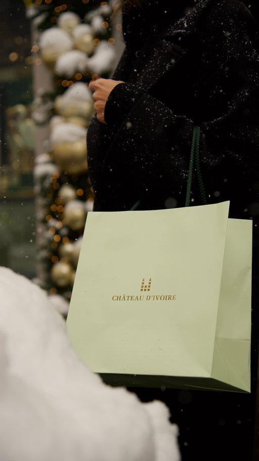 La magie des Fêtes commence en boutique.Derrière chaque choix se trouve une attention particulière — un geste guidé par l’expertise, le service et la beauté du détail.
Chaque sac que l’on emporte raconte déjà un moment précieux à venir.

.

Holiday magic starts in store. Behind every choice lies thoughtful guidance — an experience shaped by expertise, service, and the beauty of detail.
Every bag carried out already holds the promise of something unforgettable.