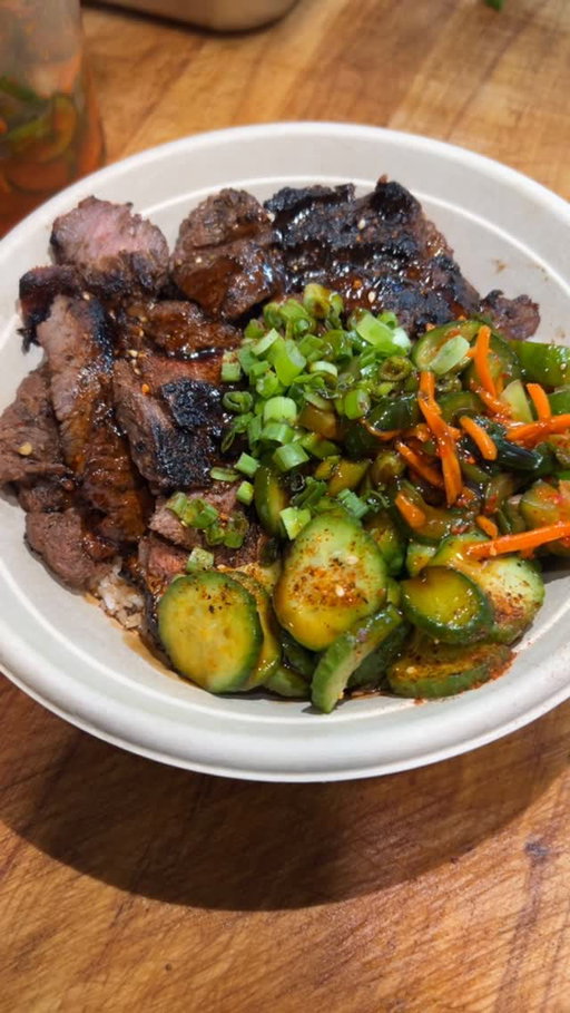 Grilled Korean beef on white rice with carrot/cucumber kimchi, zesty cucumber salad, togarashi and green onion @papas.meat.seafood.la 🔥 🥣 Definitely one of my favorite bowls in LA! #bowl #koreanbbq #laeats #lafoodie #food