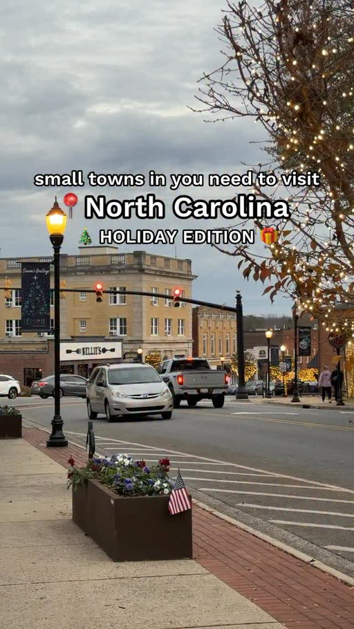 A SMALL TOWN IN 📍NORTH CAROLINA YOU NEED TO VISIT 🎄HOLIDAY EDITION 🎁  @visitbelmontnc

Belmont is just about 30 minutes outside of Charlotte and is such a cute area to explore during the holidays! Here’s some of the places I visited:   
🍽 @nelliessouthernkitchen   🛍 @thecollectivebelmont 
✨ @shopbelletique  🍿 @tastebudspopcorn  🎄 Stowe Park
🥩 @driftlkw  🛏 @hamptoninnbelmont  ☕️ @theeverydaymkt   TAG someone you want to explore this cute small town with and follow me @jensensavannah for more gems in the Carolinas 💎  #charlottenc #holidays #thingstodo #belmontnc #704