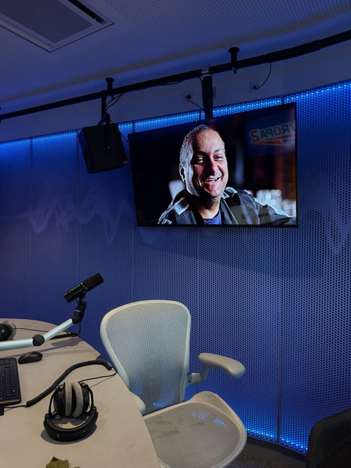 Celé ráno poslouchám Ranní show a nastal okamžik, kdy mě pres všechnu veskrze pozitivní náladu a energii plnou vzpomínek, kterou tam @leosmares @katkarihova @katkapodrazka drží (klobouk dolů) dohnala jaksi tíha celé situace. Odvezla jsem právě Nikyho do školky, vrátila se domů a seděla v nastartovaném autě před domem a slzy tekly proudem. Najednou si všimnu, jak periferně někdo stojí za plotem a mává na mě a dívá se do toho auta, kde si vzlykám. V druhé vteřině mi došlo, že je to kurýr, co mi veze balík. Otřela jsem slzy, vystoupila a říkám mu “já se moc omlouvám, já… “ a on mě zastavil a říká: “To je naprosto v pořádku a věřte, já to chápu.”
V ten okamžik mi došlo, že dnes ráno asi všichni prožíváme stejný příběh. A ta sounáležitost je obrovská.
Dneska to nebude lehkej den, zejména pro dvě osoby, pro které už svět opravdu nikdy nebude jako dřív.
Ale na odlehčení….
Včera jsem seděla ve studiu, vyřízená, že nic nestíhám a jsem unavená a dohánim resty, jak se dá a v tom mi @zasteratom říká: “A teď se otoč na Patrika a podívej se, jak se ti směje!!” 🥹🤣🫶🏻
Tuhle fotku bychom si na obrazovce měli nechat napořád. Je v ní tolik emocí. Tak já jen, že mi bylo ctí sdílet třináct let stejnou židli s králem českého éteru a ze srdce mě mrzí, že už pod ní nikdy nebudu zametat drobky z jeho snídaně…